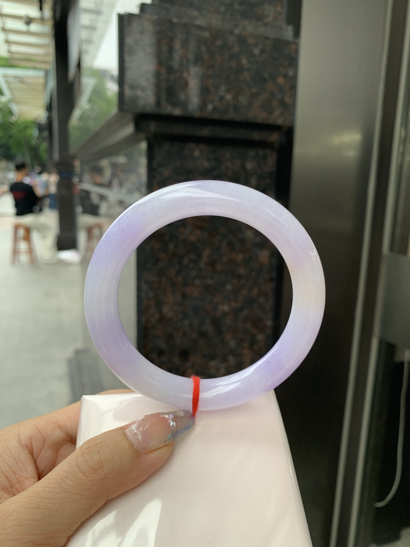 圆条，打灯细纹，底妆水润，满圈紫罗兰吸睛抢眼，浪漫迷人，仙气飘飘，优雅高贵显气质，感满满，满满紫罗兰底色均匀不失色，不同光线不一样视觉感受