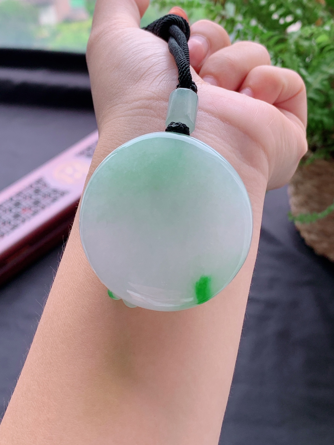 裸石冰飘阳绿自在观音牌吊坠，说明缅料性比高超厚飘绿飘花，尺寸49-46.3-14.3，重量62.2克