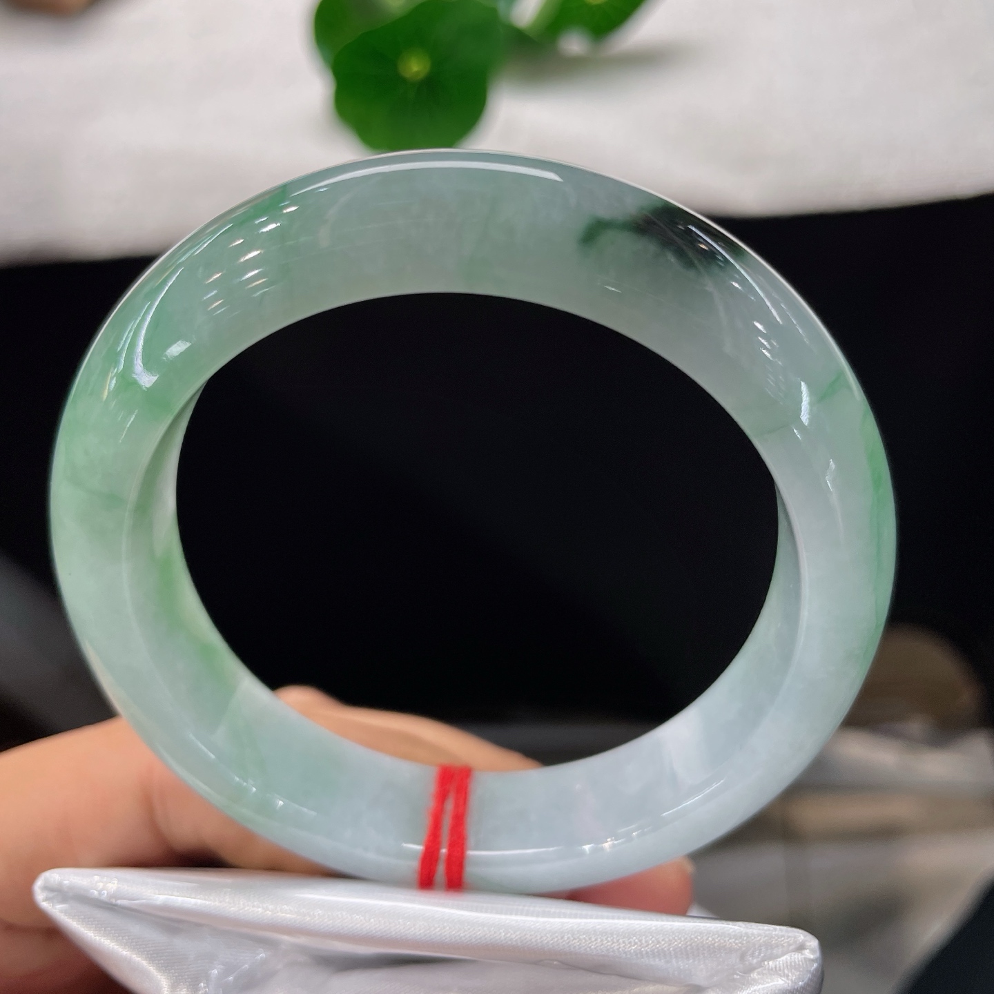 天然翡翠手镯 圈口56.2/13.2/8.9，飘绿正圈，56/57可戴，仿若烟岚浮于冰湖，墨翠晕染如