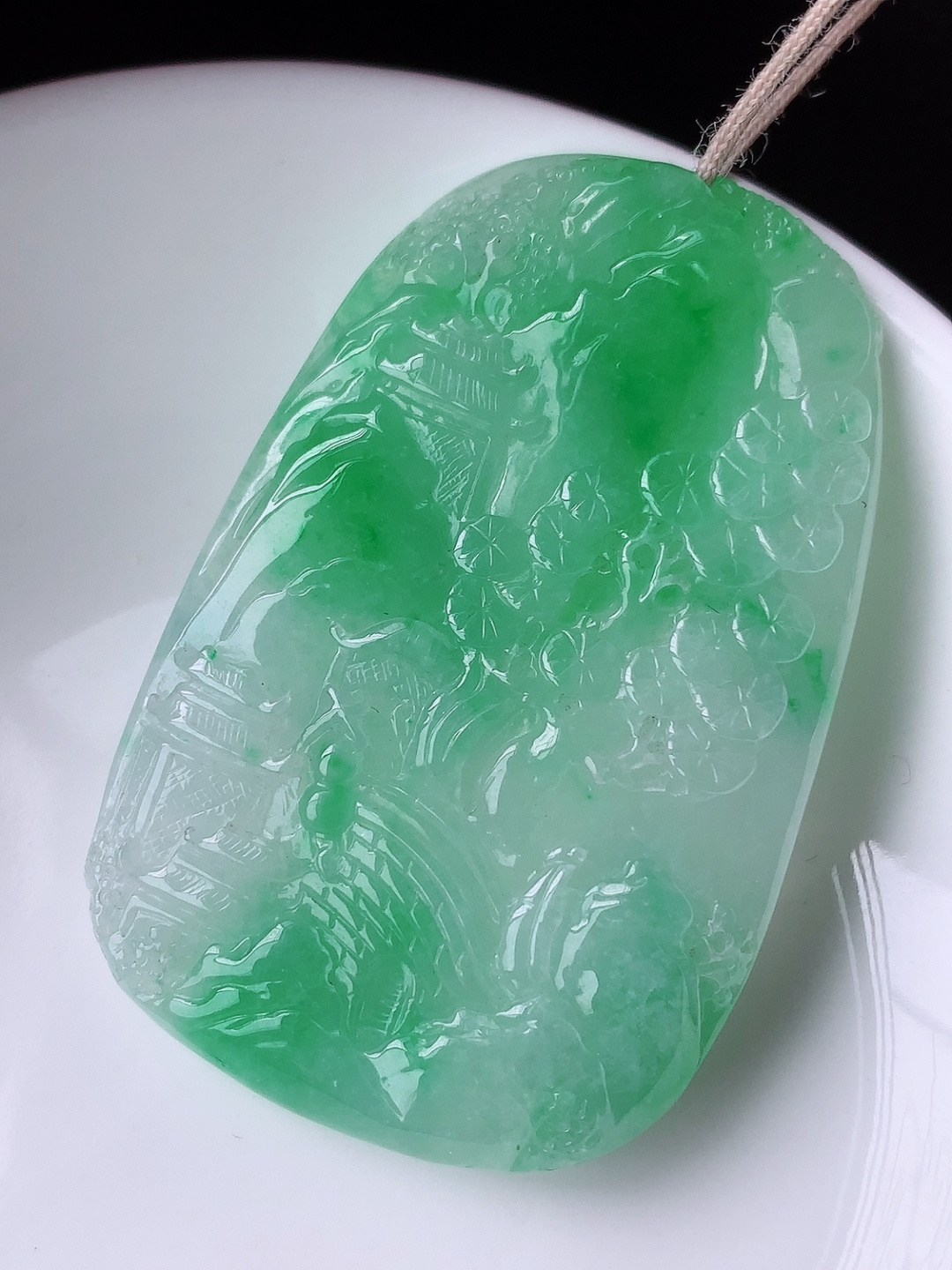 冰飘绿山水牌挂件,色阳色艳,水润佩戴简单大方