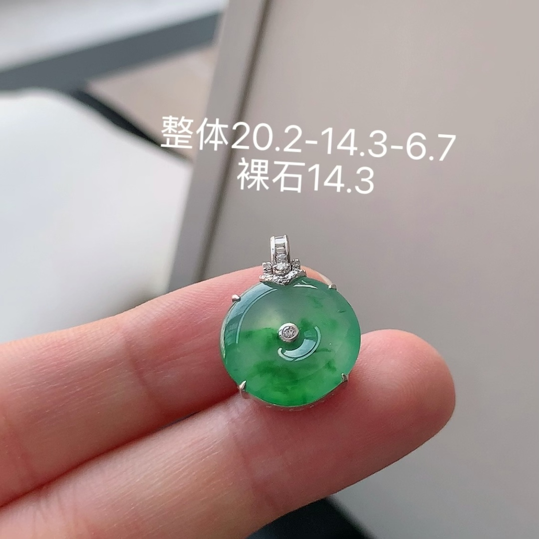冰飘绿平安扣吊坠 饱满底子细腻，无裂起光，佩戴优雅清新，货号131905，20.2-14.3-6.7