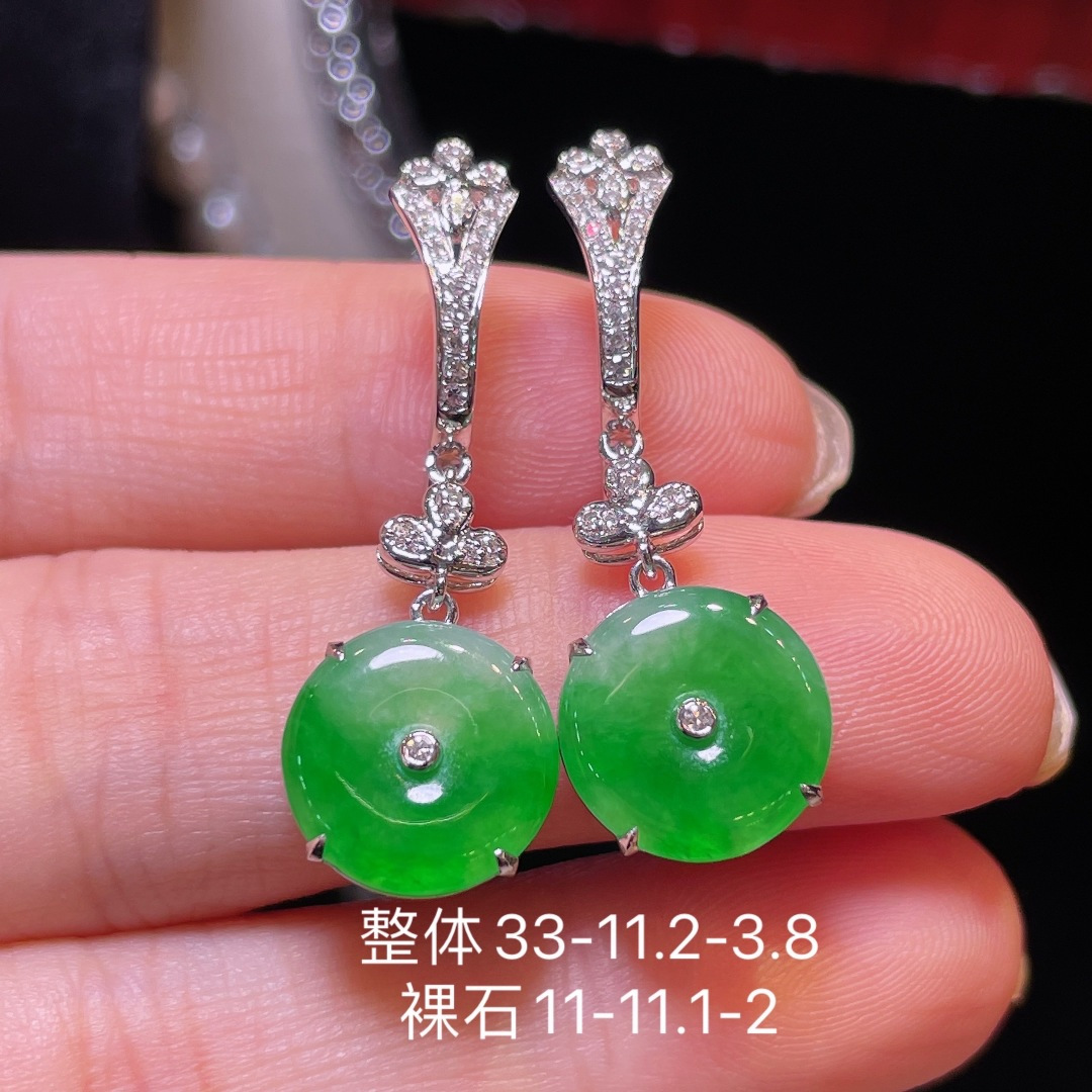 ️翡翠A货 平安扣耳环，阳绿满色，料子冰润细腻，种老起光，18k金镶真钻，上身佩戴效果很好，尺寸