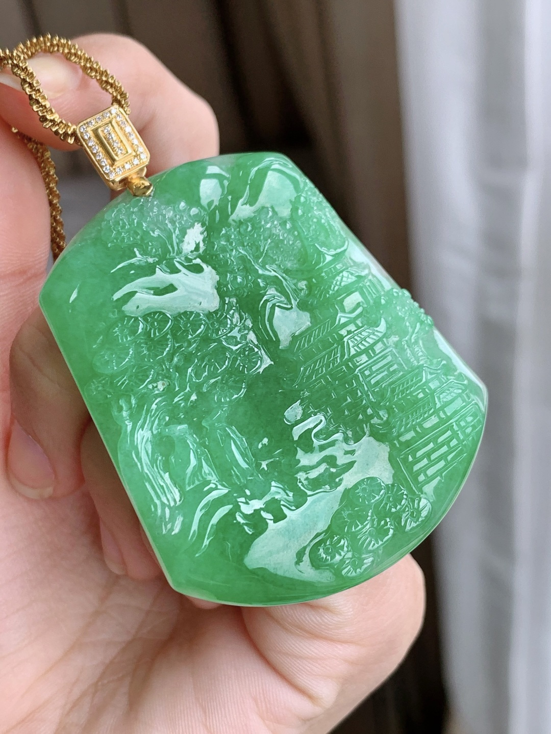 冰阳绿山水牌满绿大山水牌吊坠,缅料18k金镶嵌,性比高,满色,整体62.4,裸石53.6-42.7-5.3,重量25.8克