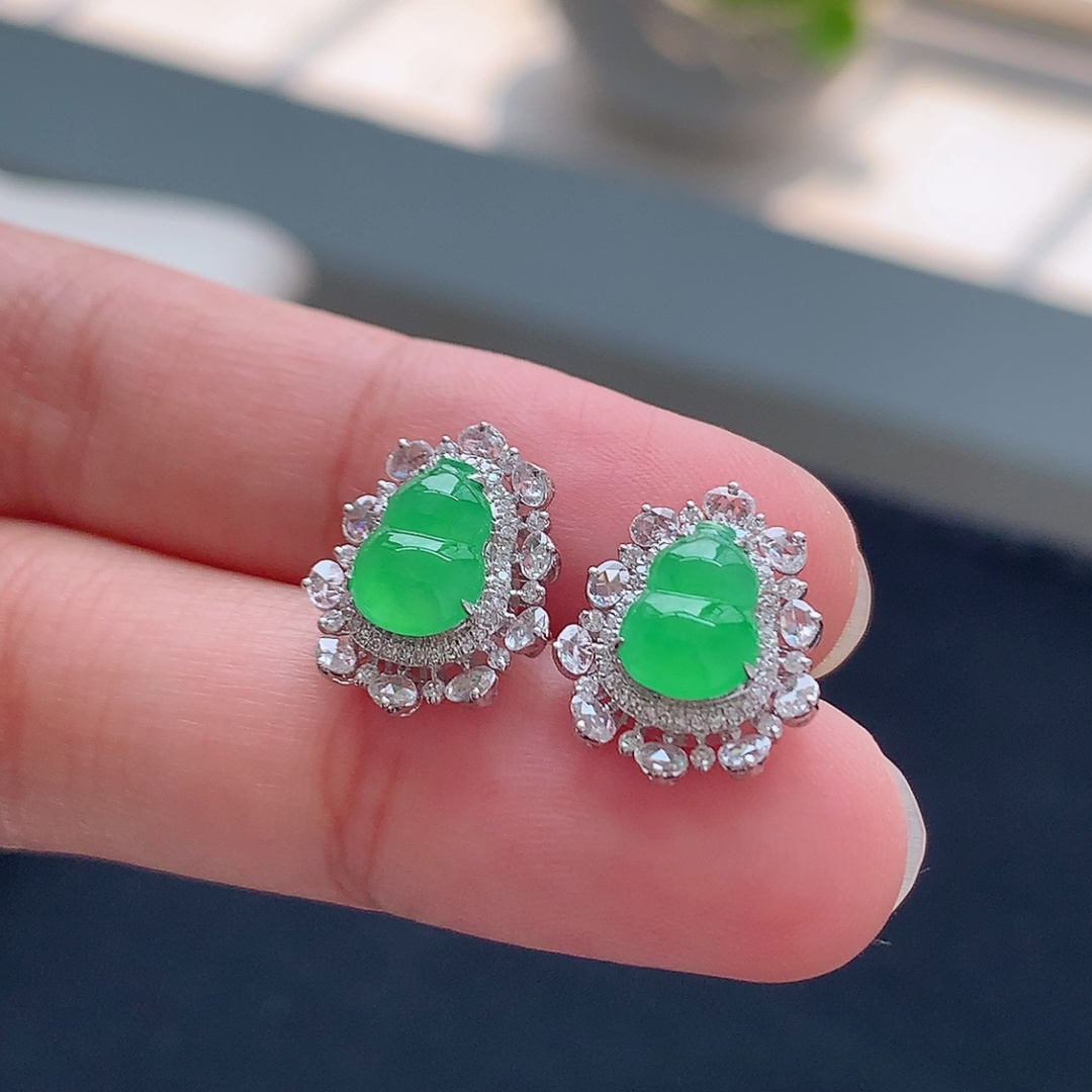 冰阳绿葫芦耳钉 色系温婉，饱满圆润，佩戴精致时尚 货号43904，8.9-6.8-2.3