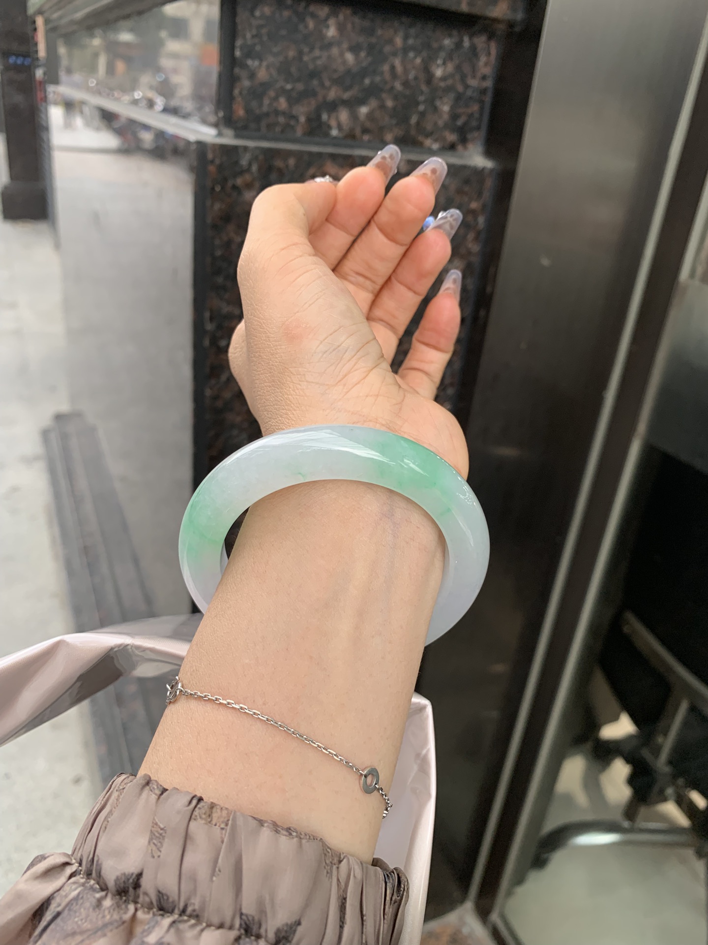 冰飘绿正圈,打灯细纹，玉质冰润细腻，清爽的底子飘几抹甜阳绿花，鲜活而灵动，犹如新冒的嫩芽，艳丽惹人