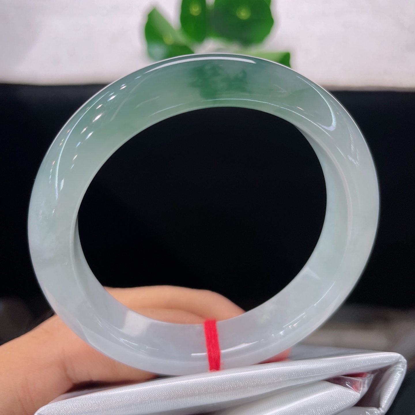 天然翡翠手镯 圈口53.8/12.8/8.5，飘花正圈，53/54可戴，仿若云涧浮翠，清润底色晕开一缕悠然飘绿，玉质细腻。无裂。