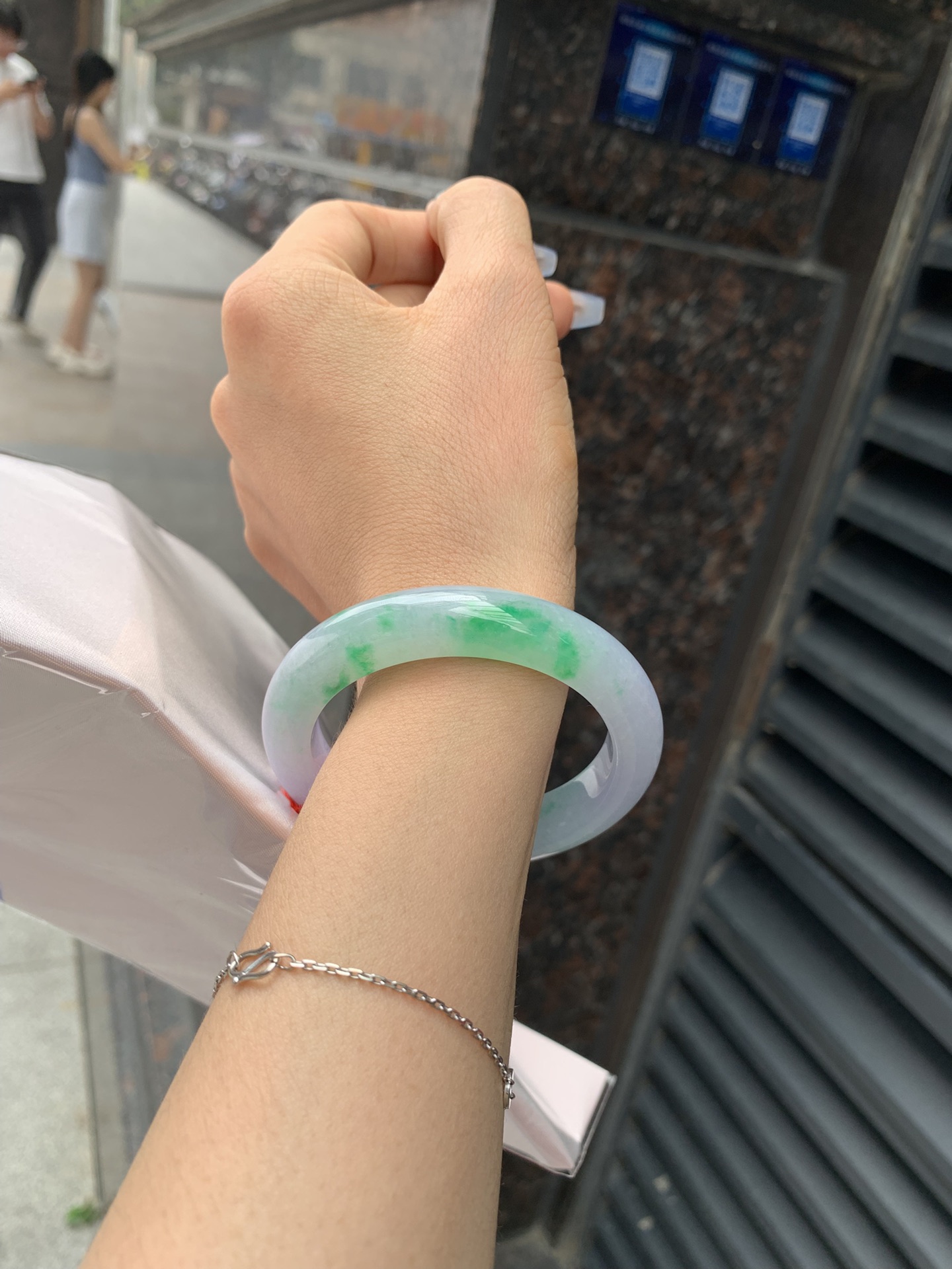 春彩阳绿正圈,打灯多处纹需要包容，底妆细腻，阳绿花色碰上梦幻般的春，像是融化了的春天，所有的美好交织在一起，让人心生宁静而淡淡的欢喜