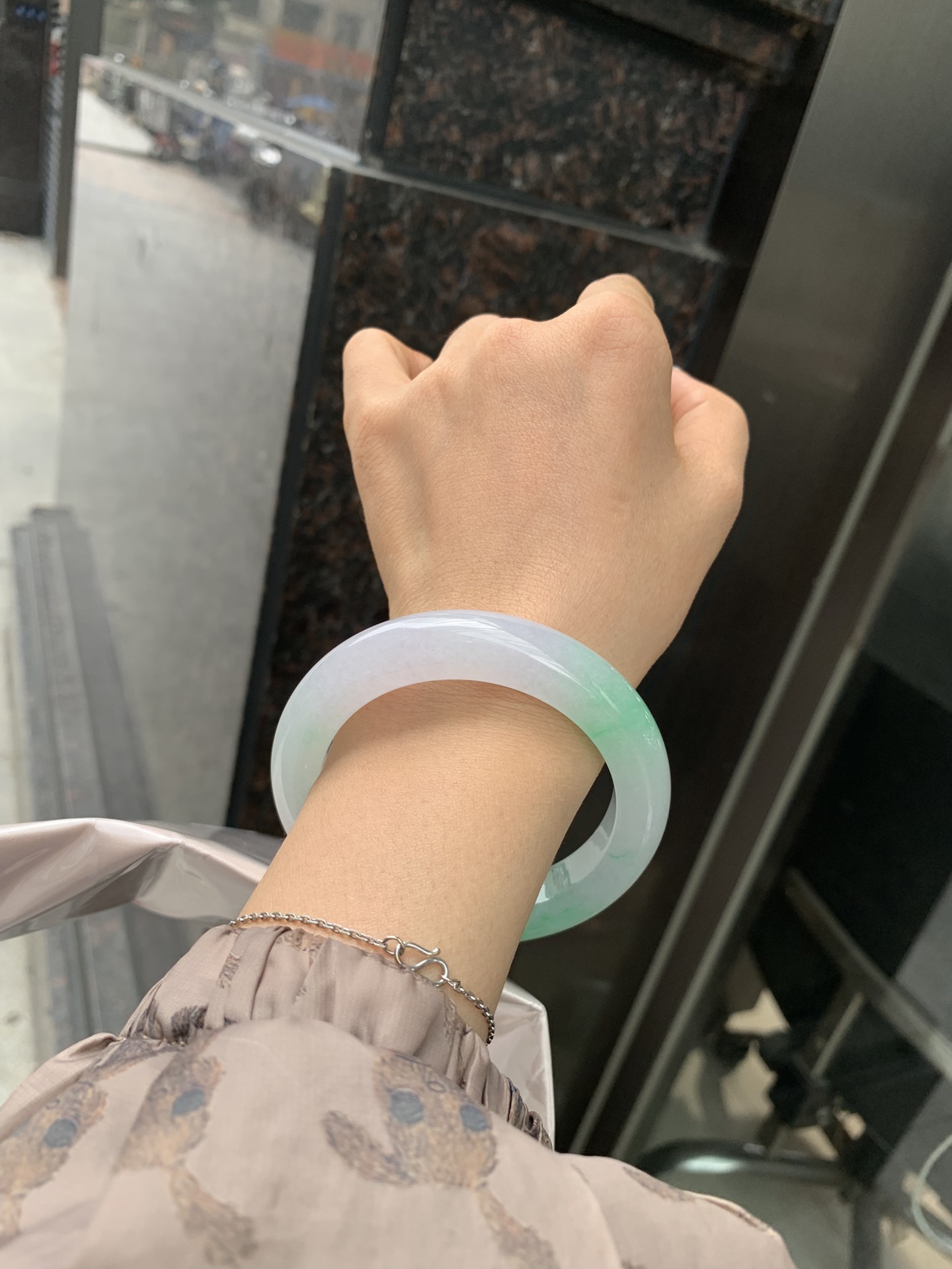 冰飘绿正圈,打灯细纹，玉质冰润细腻，清爽的底子飘几抹甜阳绿花，鲜活而灵动，犹如新冒的嫩芽，艳丽惹人