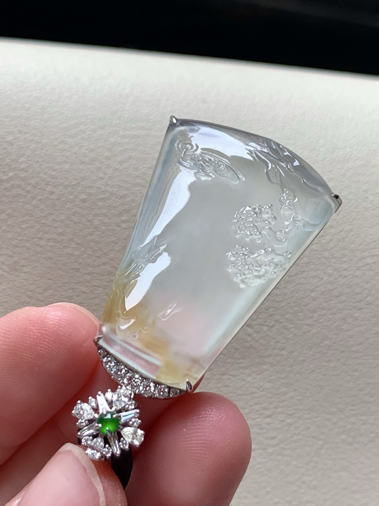 ️【18k金镶嵌黄翡山水牌吊坠】颜色艳丽火辣，韵味十足尺寸：成品：43*23.4*7，裸石：32*23*5,b6796