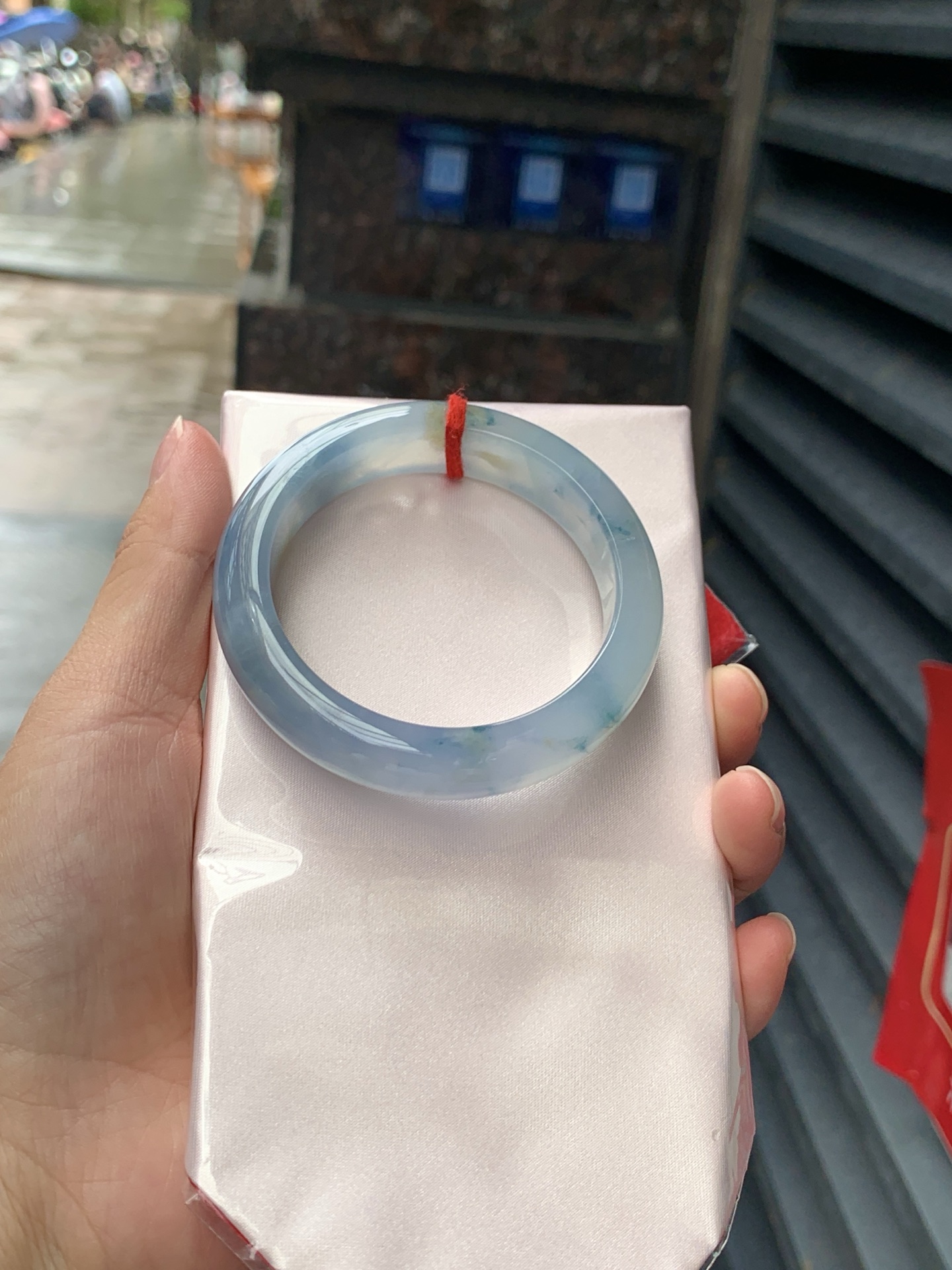 莫奈正圈,打灯纹裂，底妆冰润细腻，浓郁满色紫霞仙子，仿佛莫奈笔下的鸢尾花丛一同盛放，一脚踏入春天的感觉，见光不失色。