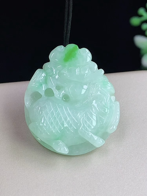 飘绿麒麟牌，无裂，尺寸27.5-23.1-6.2mm，j06jxg