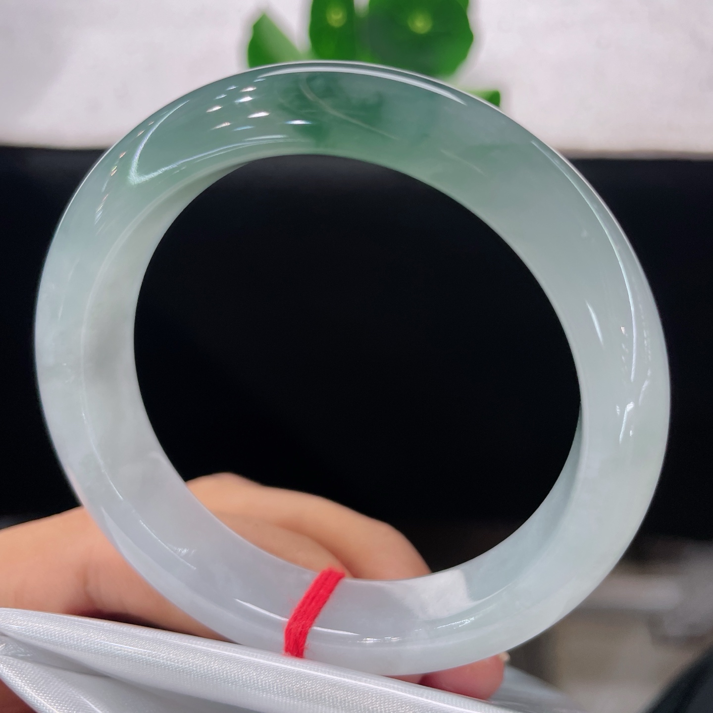 天然翡翠手镯 圈口53.8/12.8/8.5，飘花正圈，53/54可戴，仿若云涧浮翠，清润底色晕开一缕悠然飘绿，玉质细腻。无裂。