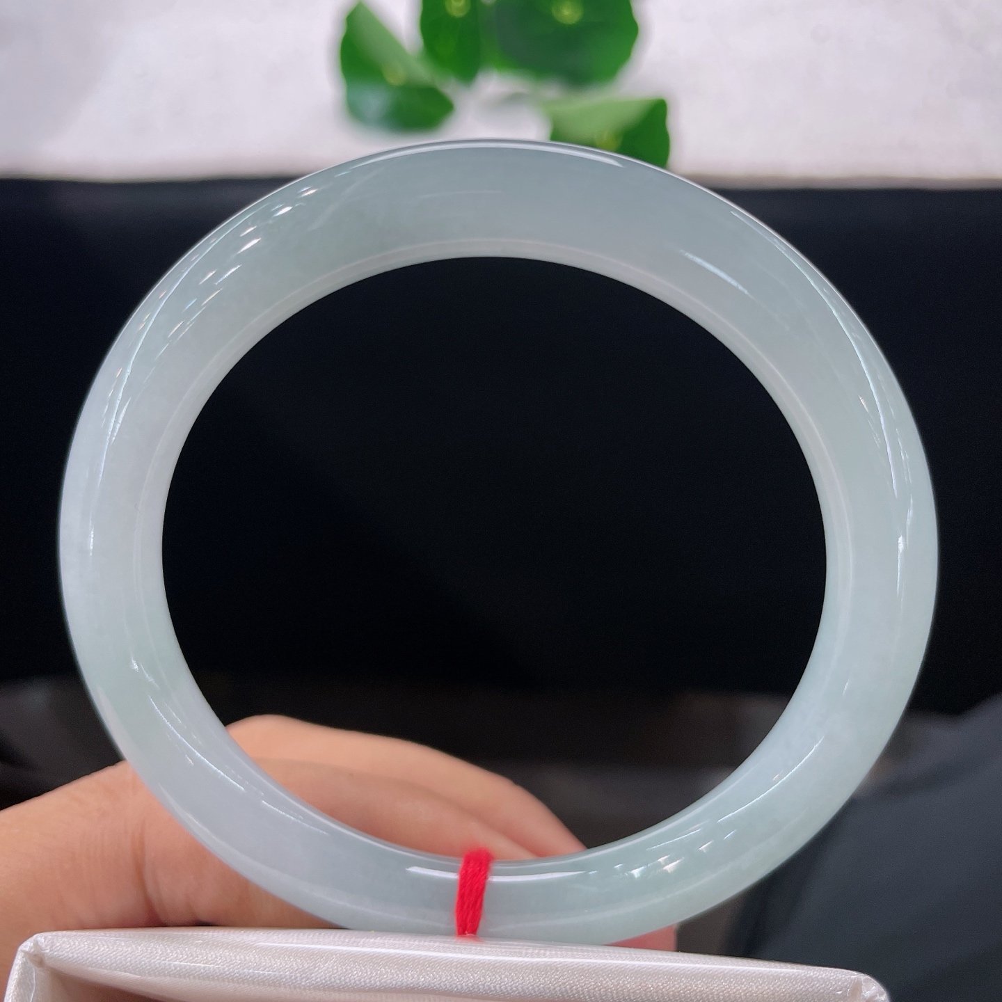 天然翡翠手镯 圈口58/8.6，晴底圆条，正圈59/60可戴，仿若清溪映月，质地澄澈温润。镯身泛着浅