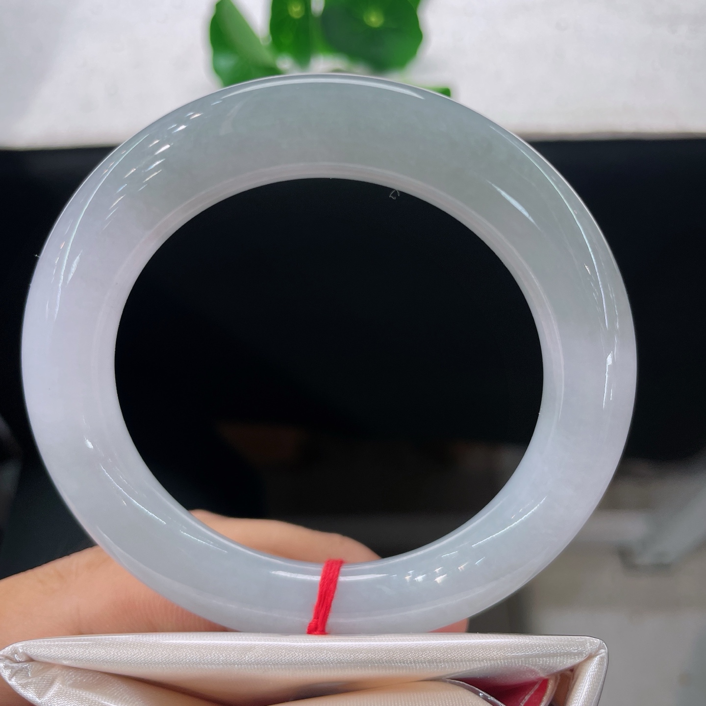 天然翡翠手镯 圈口56.7/11.2，细糯胖圆条，56/57/可戴，玉质细腻莹润，淡淡的柔光缓缓流转，无裂