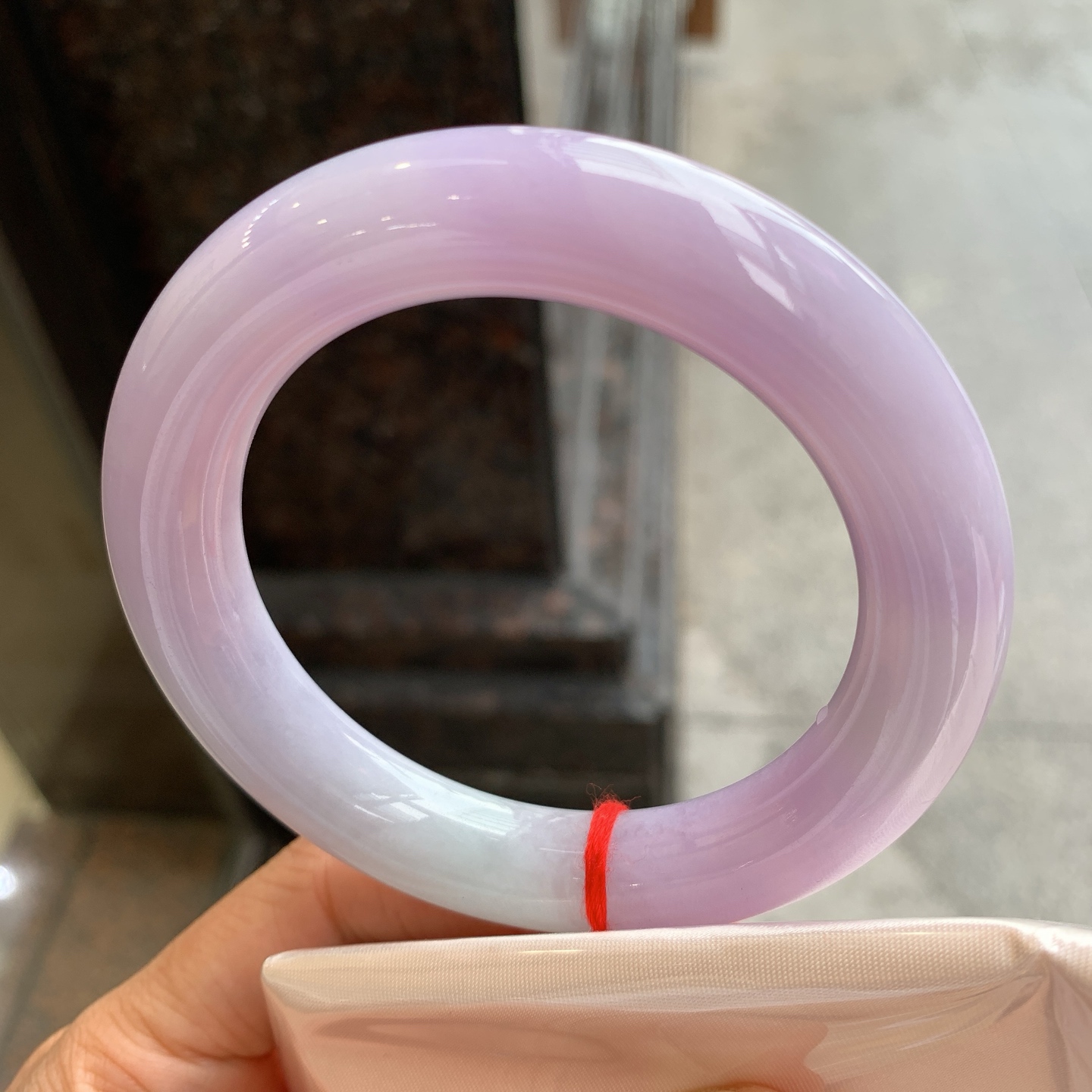 圆条粉紫，有纹微扣，尺寸：56.6/12.2，见光不失
