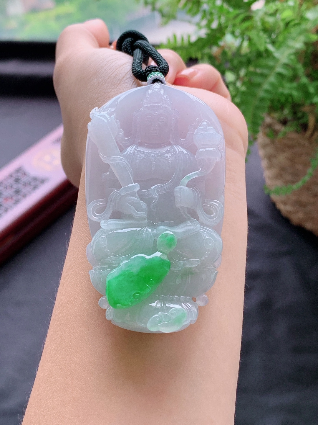 裸石冰春彩虚空藏菩萨牌吊坠,说明性比高飘阳绿超厚,尺寸80.2-42.7-13.5,重量81.3克