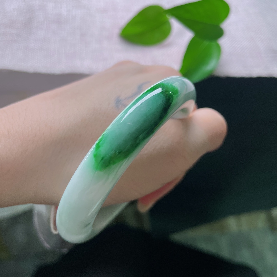 57.1/11.6/9.3，飘绿正圈，有纹，质地素净，翠色浓烈夺目，千万年的地质造化，造就这独一份的色彩，每一处色泽都是自然的馈赠。ss57983a