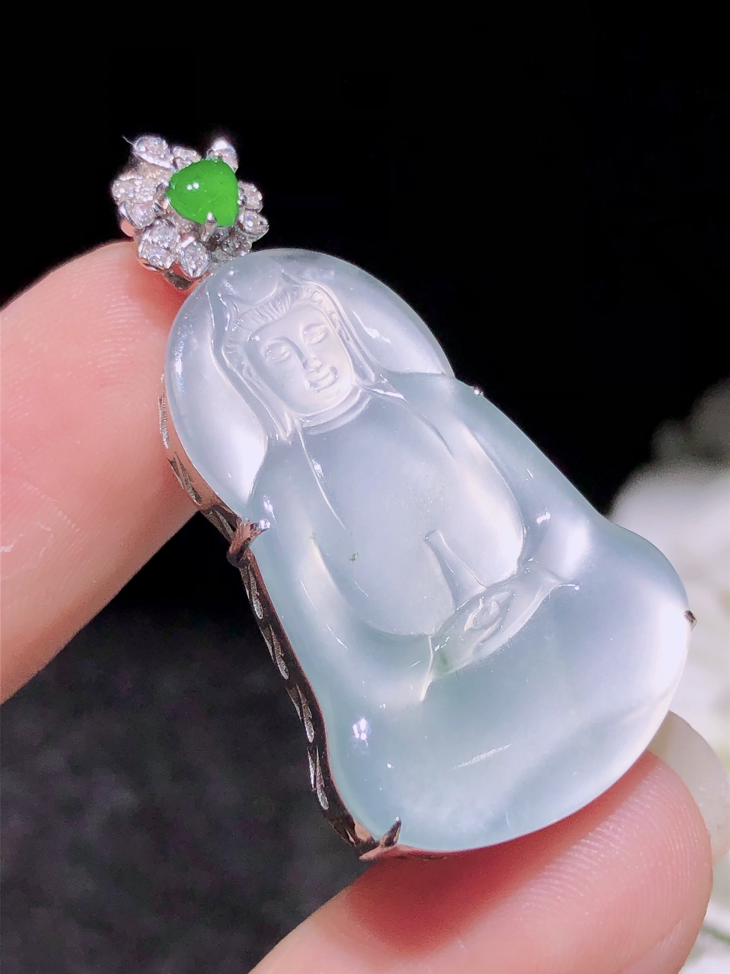 18K金镶 茅台白观音吊坠,无裂,水润色艳,品相饱满,配送银链,苹果拍摄,实物更好看,36.2-19.9-5.2