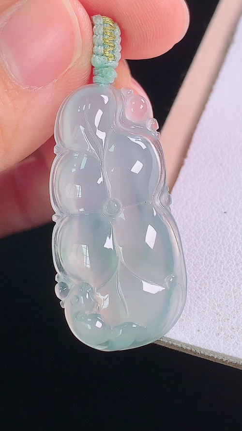 冰种荷叶鱼吊坠，无裂，尺寸:35.0-17.1-4.2mm