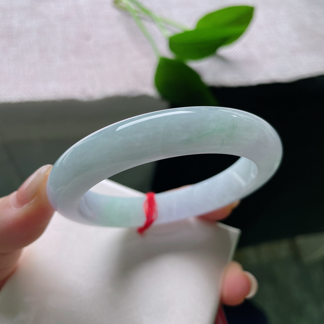 春彩正圈，一点皮纹，柔光内敛，浅紫如暮春薄雾悠悠漫开，点点翠色散落镯身，色调柔和不张扬。ss58364a
