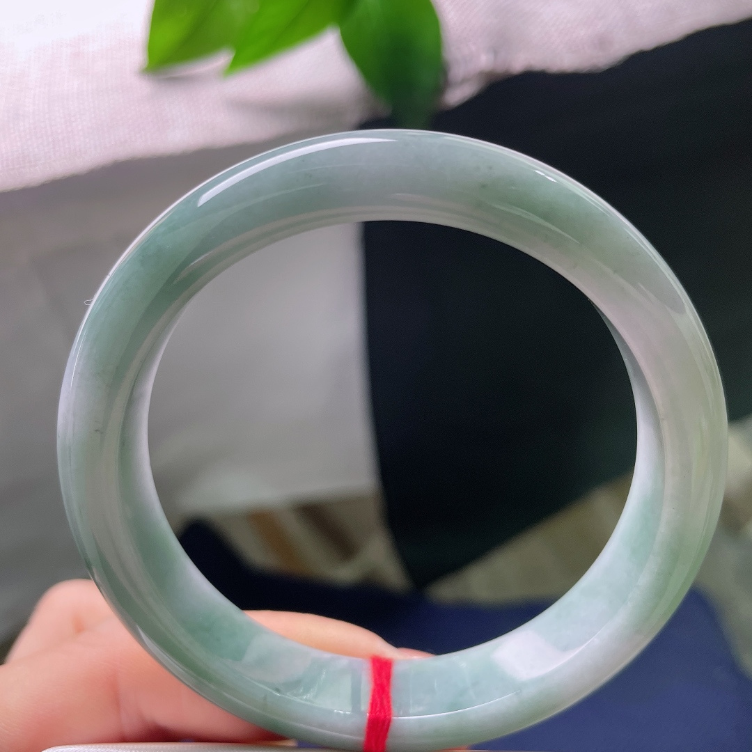 油青正圈，皮纹，色调沉稳内敛，玉质温润，低调耐看，自带成熟大气的韵味。ss57782a