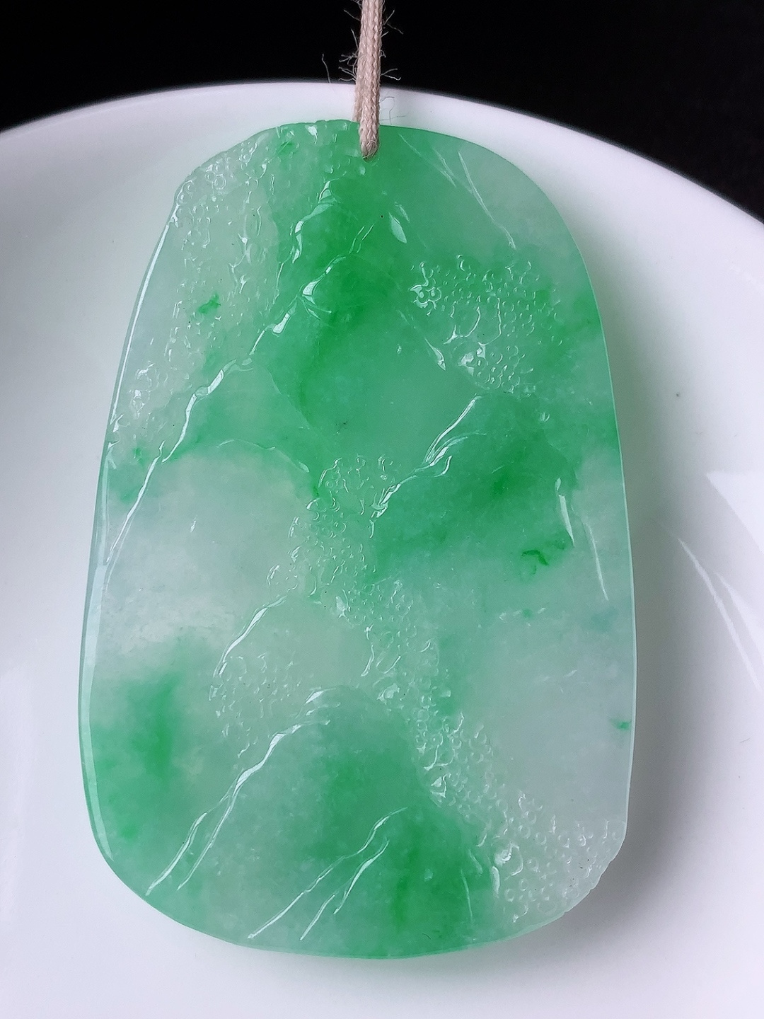 冰飘绿山水牌挂件,色阳色艳,水润佩戴简单大方