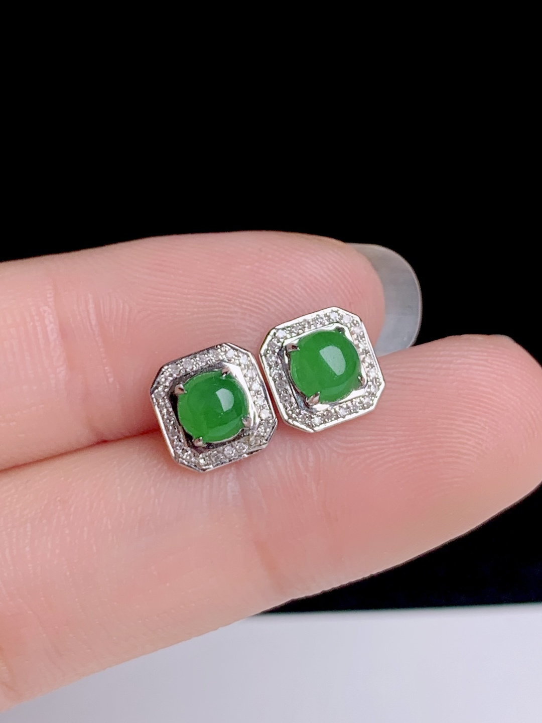 冰阳绿蛋面耳钉，18k金钻镶嵌，8-7.7-4
