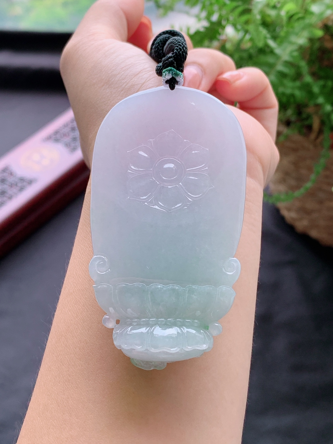 裸石冰春彩虚空藏菩萨牌吊坠,说明性比高飘阳绿超厚,尺寸80.2-42.7-13.5,重量81.3克