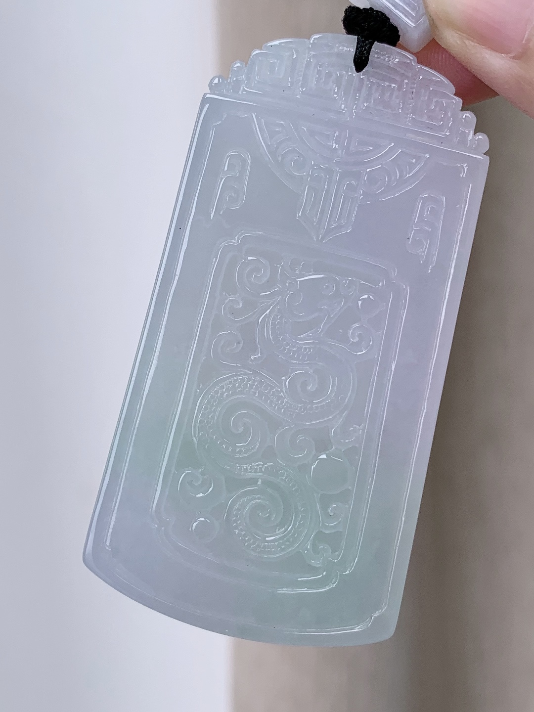 冰春彩仿古大龙牌吊坠，缅料，性比高，无裂，厚装，晴绿，尺寸68-36.3-6.9，重量51.4克