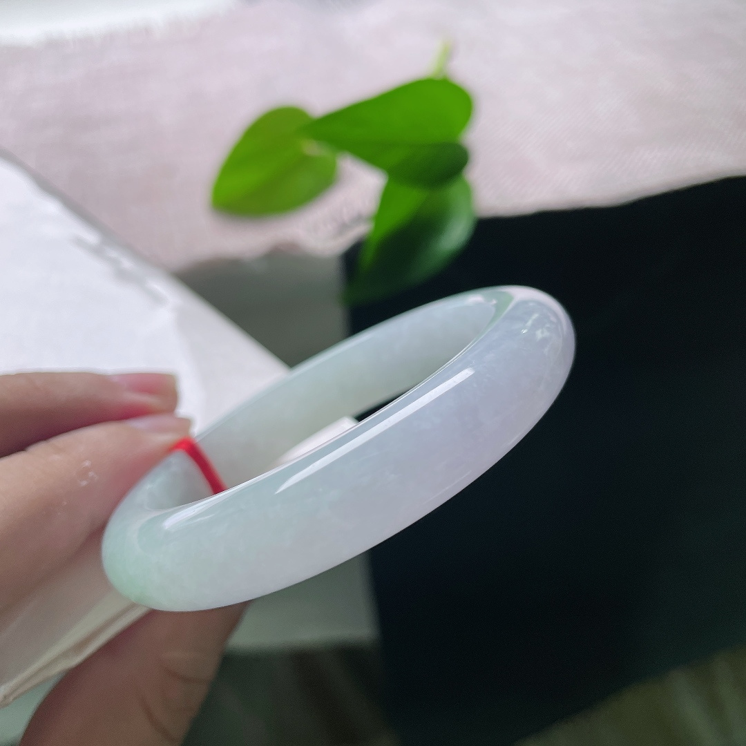 51.7/11.4/8.3，飘绿正圈，有纹，平安镯寄寓平安顺遂，一隅翠色，藏住一抹春日清欢。ss58393a