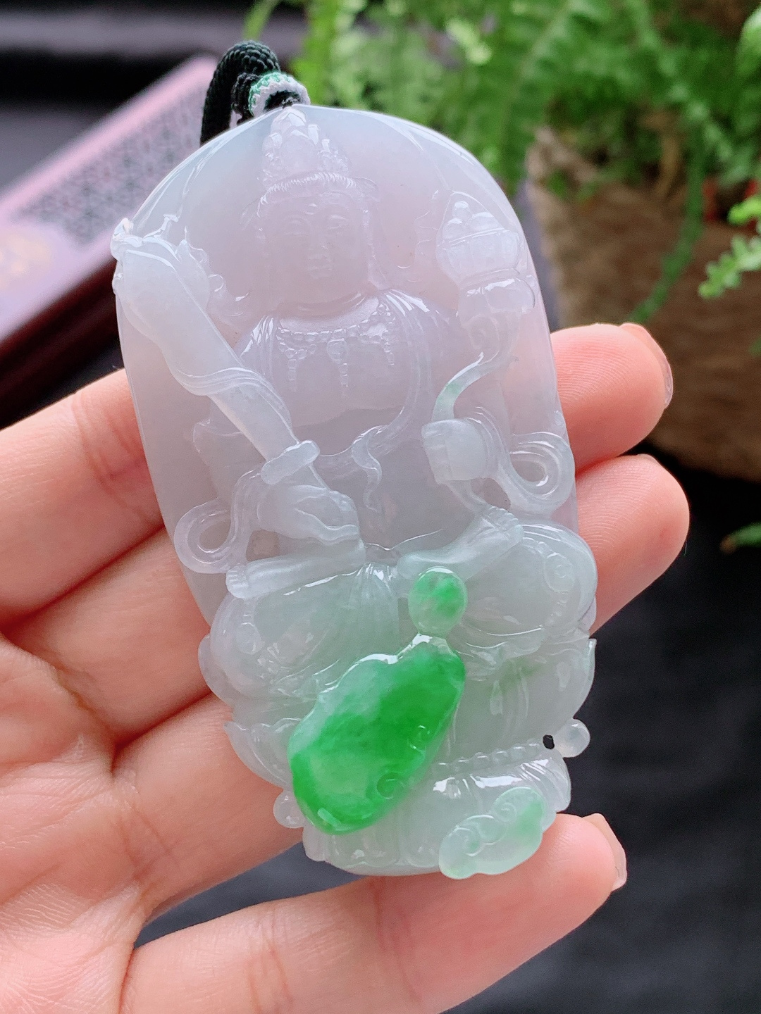 裸石冰春彩虚空藏菩萨牌吊坠,说明性比高飘阳绿超厚,尺寸80.2-42.7-13.5,重量81.3克
