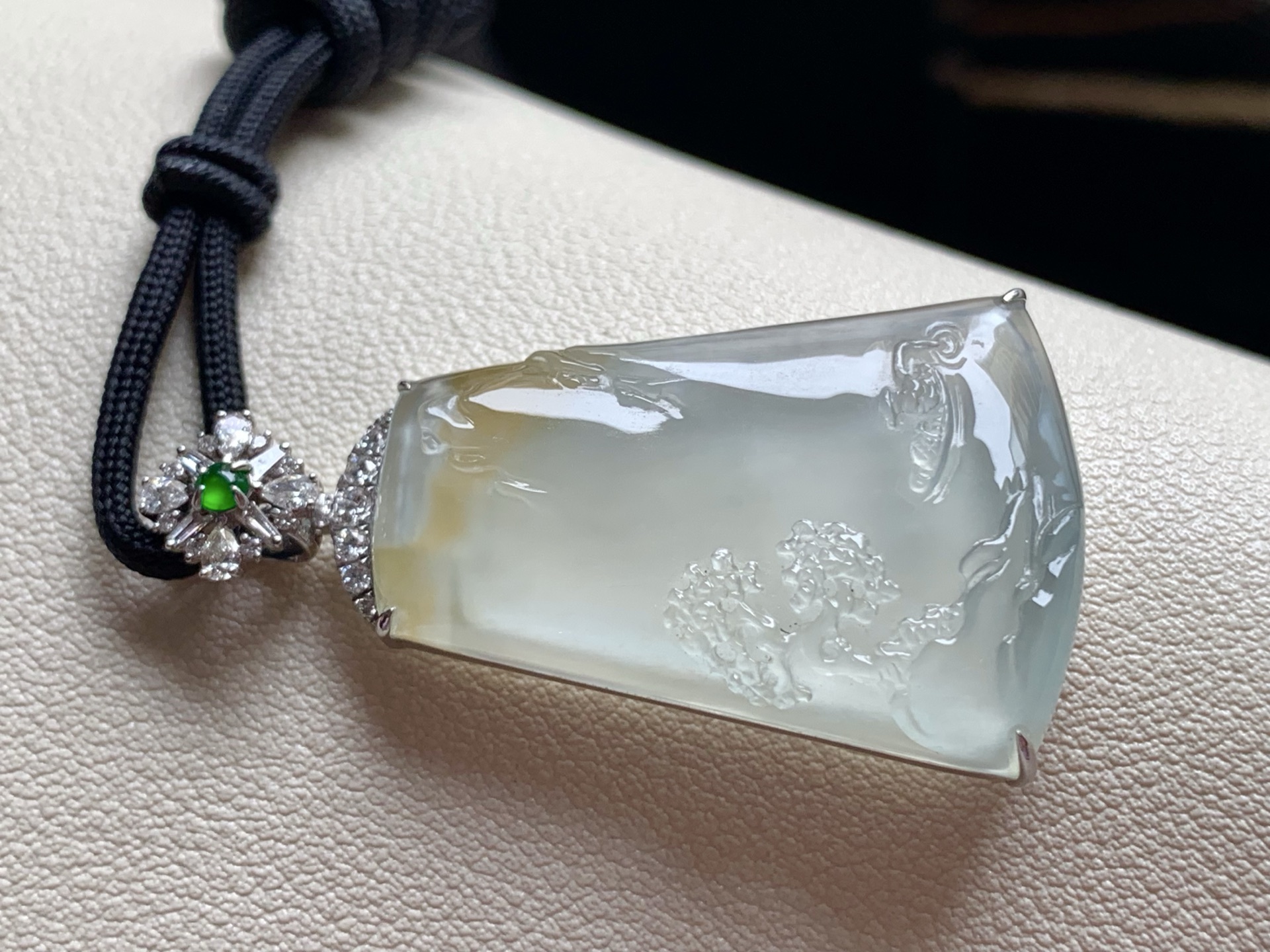 ️【18k金镶嵌黄翡山水牌吊坠】颜色艳丽火辣，韵味十足尺寸：成品：43*23.4*7，裸石：32*