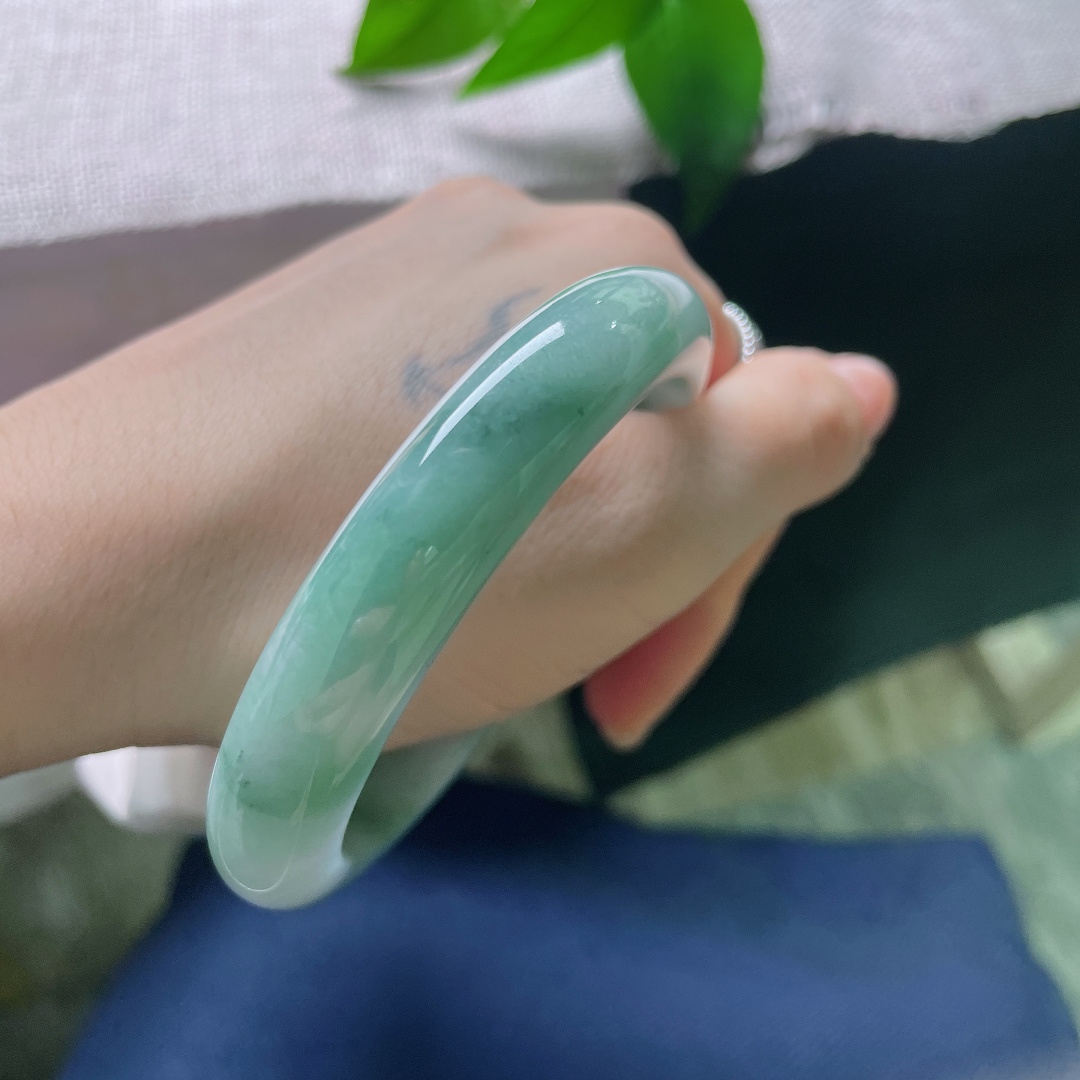 油青正圈，皮纹，色调沉稳内敛，玉质温润，低调耐看，自带成熟大气的韵味。ss57782a
