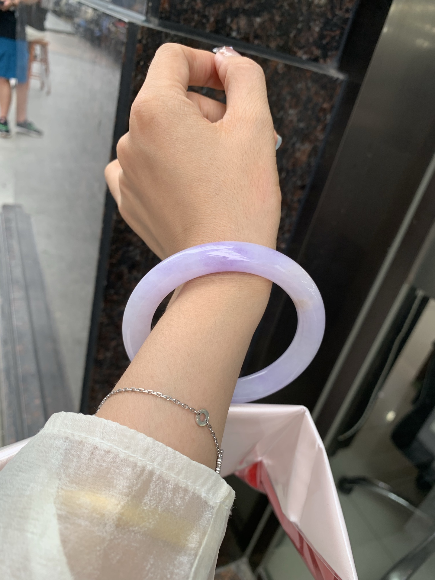 圆条，打灯细纹，底妆水润，满圈紫罗兰吸睛抢眼，浪漫迷人，仙气飘飘，优雅高贵显气质，感满满，满满紫罗兰底色均匀不失色，不同光线不一样视觉感受