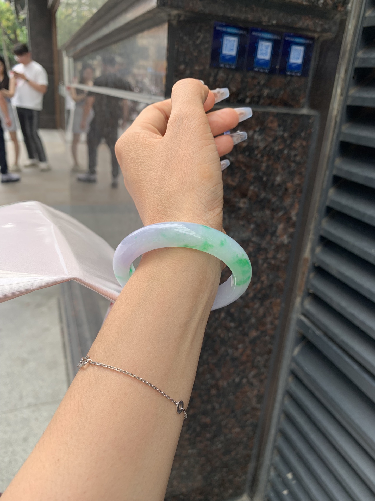 春彩阳绿正圈,打灯多处纹需要包容，底妆细腻，阳绿花色碰上梦幻般的春，像是融化了的春天，所有的美好交织在一起，让人心生宁静而淡淡的欢喜