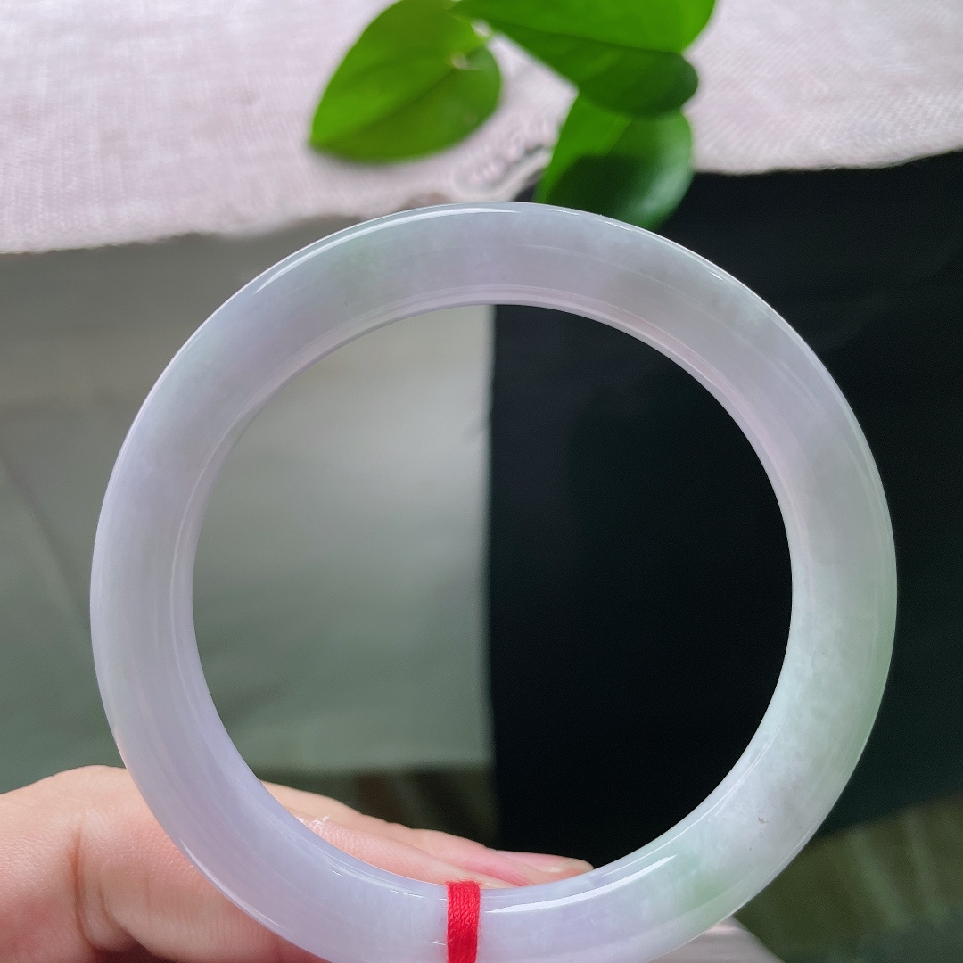 春彩正圈手镯，以淡雅的紫罗兰底色为主，镯身零星晕染淡淡的浅绿，紫绿相互交融，气质温婉柔和。ss57876a