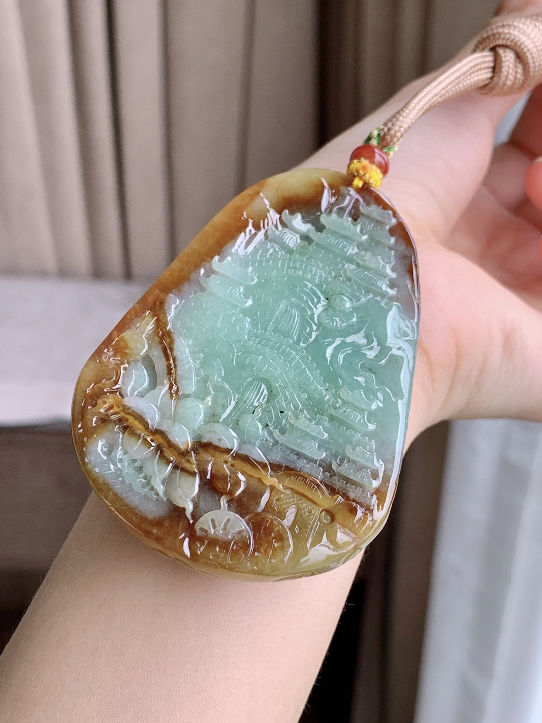 冰黄翡山水麒麟牌吊坠，蜜糖黄，翡黄浓郁，超厚，尺寸69-51.4-14，重量85.3克