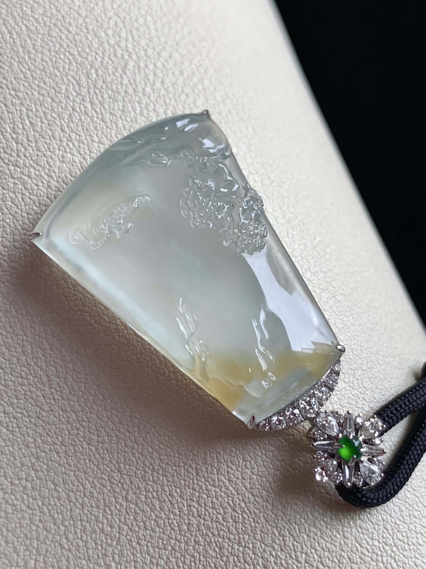 ️【18k金镶嵌黄翡山水牌吊坠】颜色艳丽火辣，韵味十足尺寸：成品：43*23.4*7，裸石：32*23*5,b6796