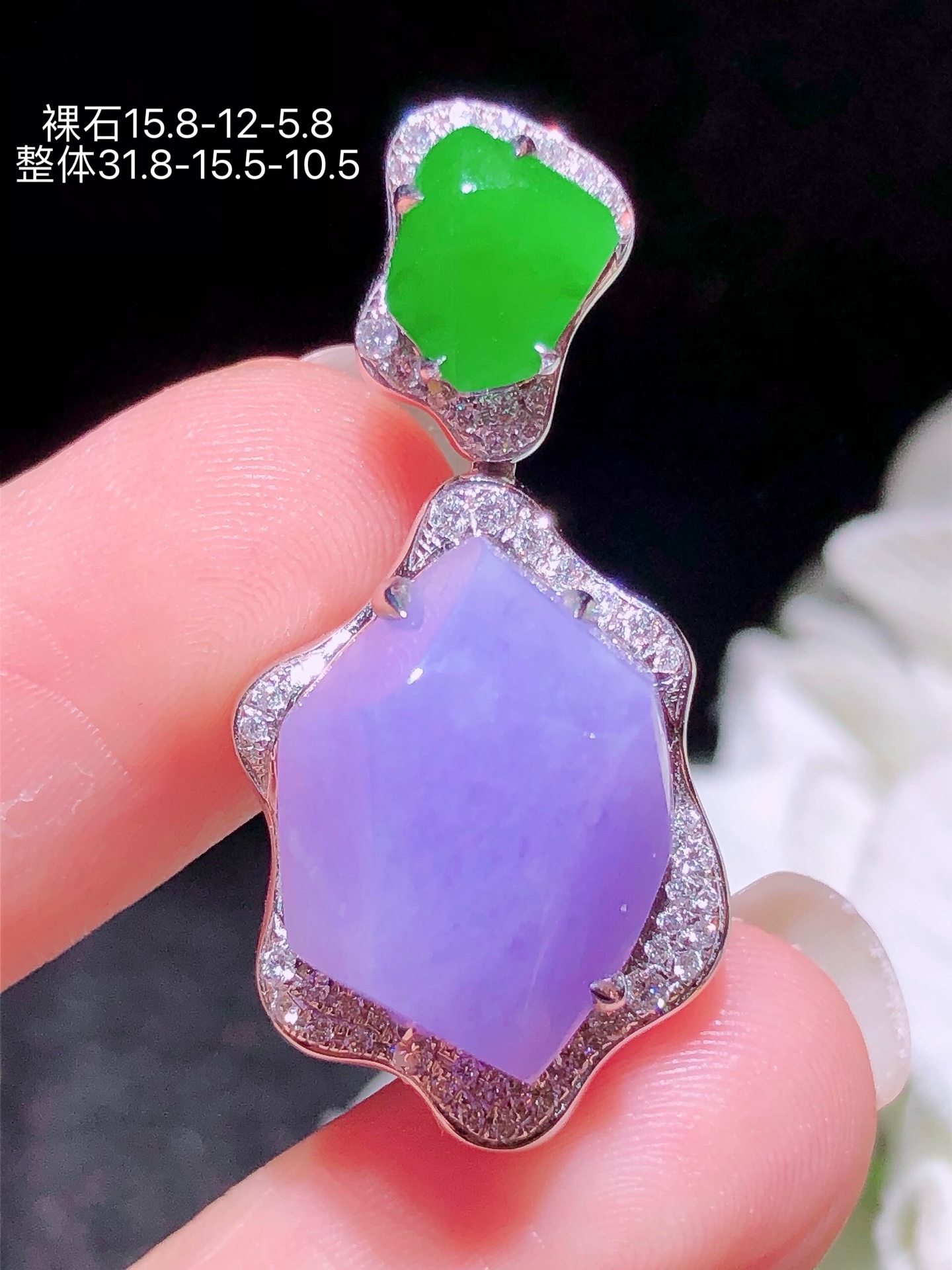 18K金镶随形吊坠，无裂，水润色艳，品相饱满，配送银链苹果拍摄，实物更好看，15.8-12-5.8
