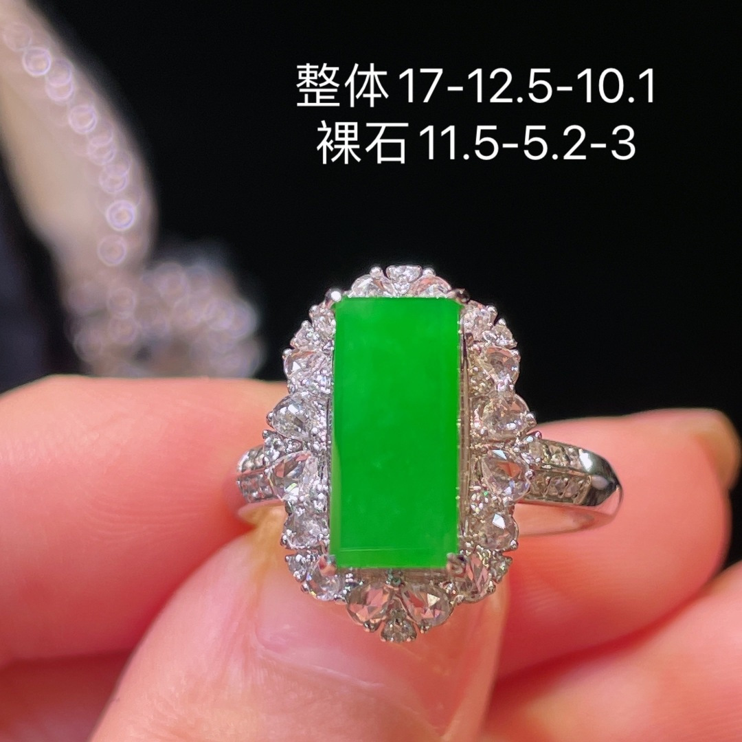 翡翠A货 马鞍戒指，阳绿满色，料子冰润细腻，种老起光，18k金镶真钻，上身佩戴效果很好，尺寸如图，