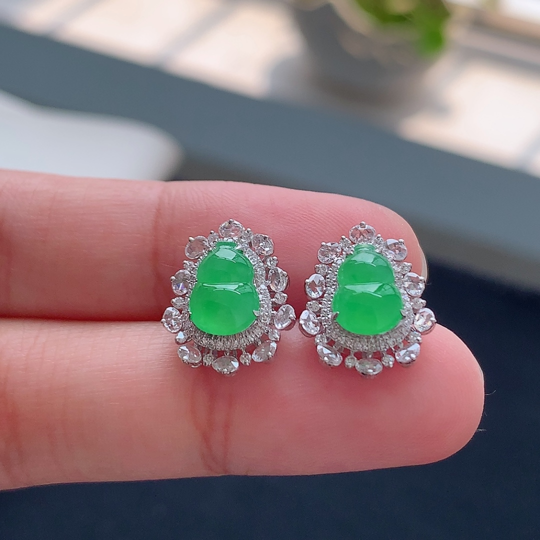 冰阳绿葫芦耳钉 色系温婉，饱满圆润，佩戴精致时尚 货号43904，8.9-6.8-2.3