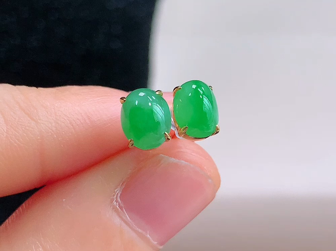 ️ 18K金伴钻绿蛋耳钉，无裂，尺寸取一6.8-5.3-3.0mm，包A附证书