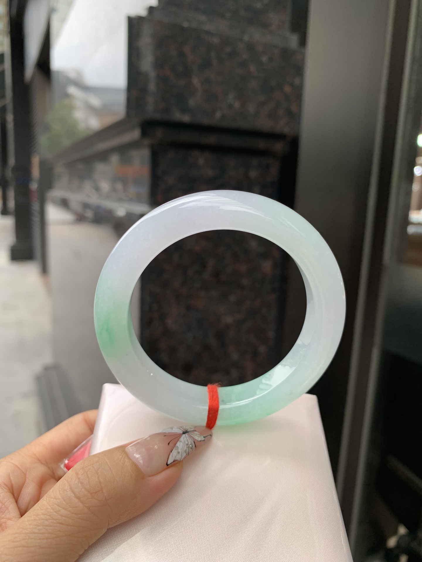 冰飘绿正圈,打灯细纹，玉质冰润细腻，清爽的底子飘几抹甜阳绿花，鲜活而灵动，犹如新冒的嫩芽，艳丽惹人