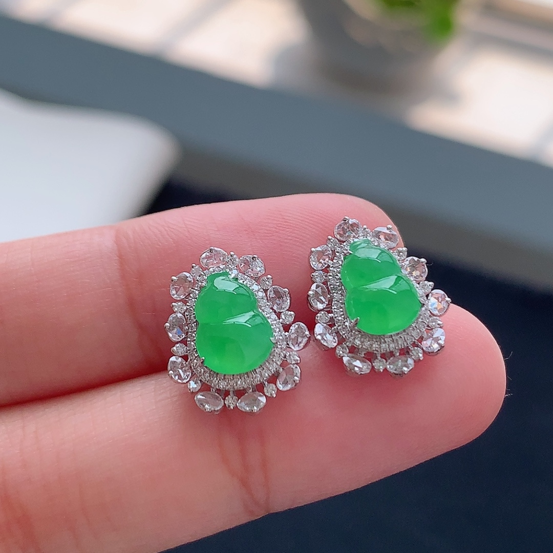冰阳绿葫芦耳钉 色系温婉，饱满圆润，佩戴精致时尚 货号43904，8.9-6.8-2.3