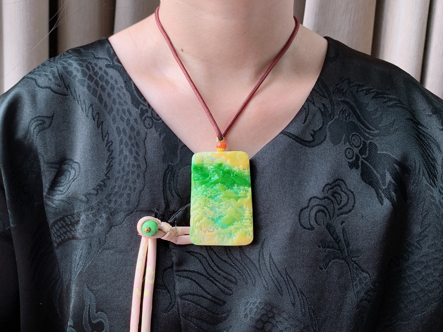 冰黄加绿山水牌吊坠，性比高，飘绿，色彩艳丽，厚装，尺寸65-43.2-7，重量49.5克