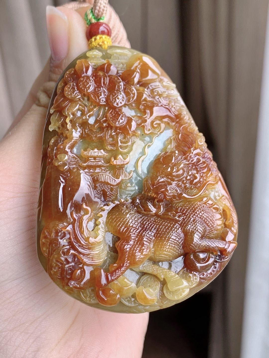 冰黄翡山水麒麟牌吊坠，蜜糖黄，翡黄浓郁，超厚，尺寸69-51.4-14，重量85.3克