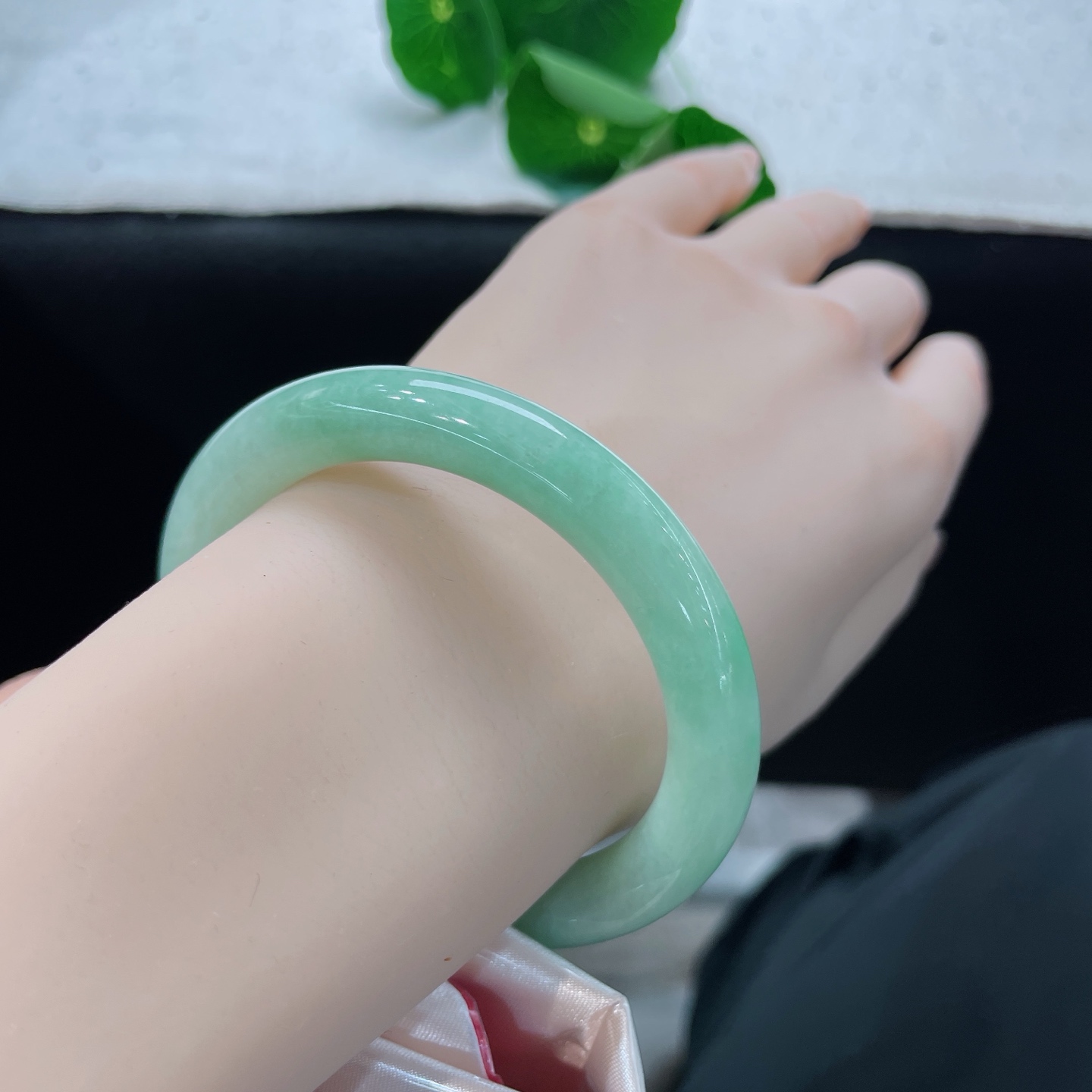 天然翡翠手镯，圈口53.7/9，果绿圆条，正圈55/56可戴，仿若薄雾绕林，质地清澈，浅淡的果绿温润匀净，种水莹润。无裂。