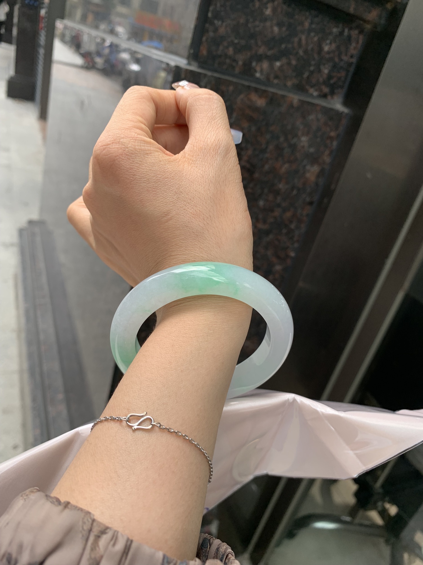 冰飘绿正圈,打灯细纹，玉质冰润细腻，清爽的底子飘几抹甜阳绿花，鲜活而灵动，犹如新冒的嫩芽，艳丽惹人