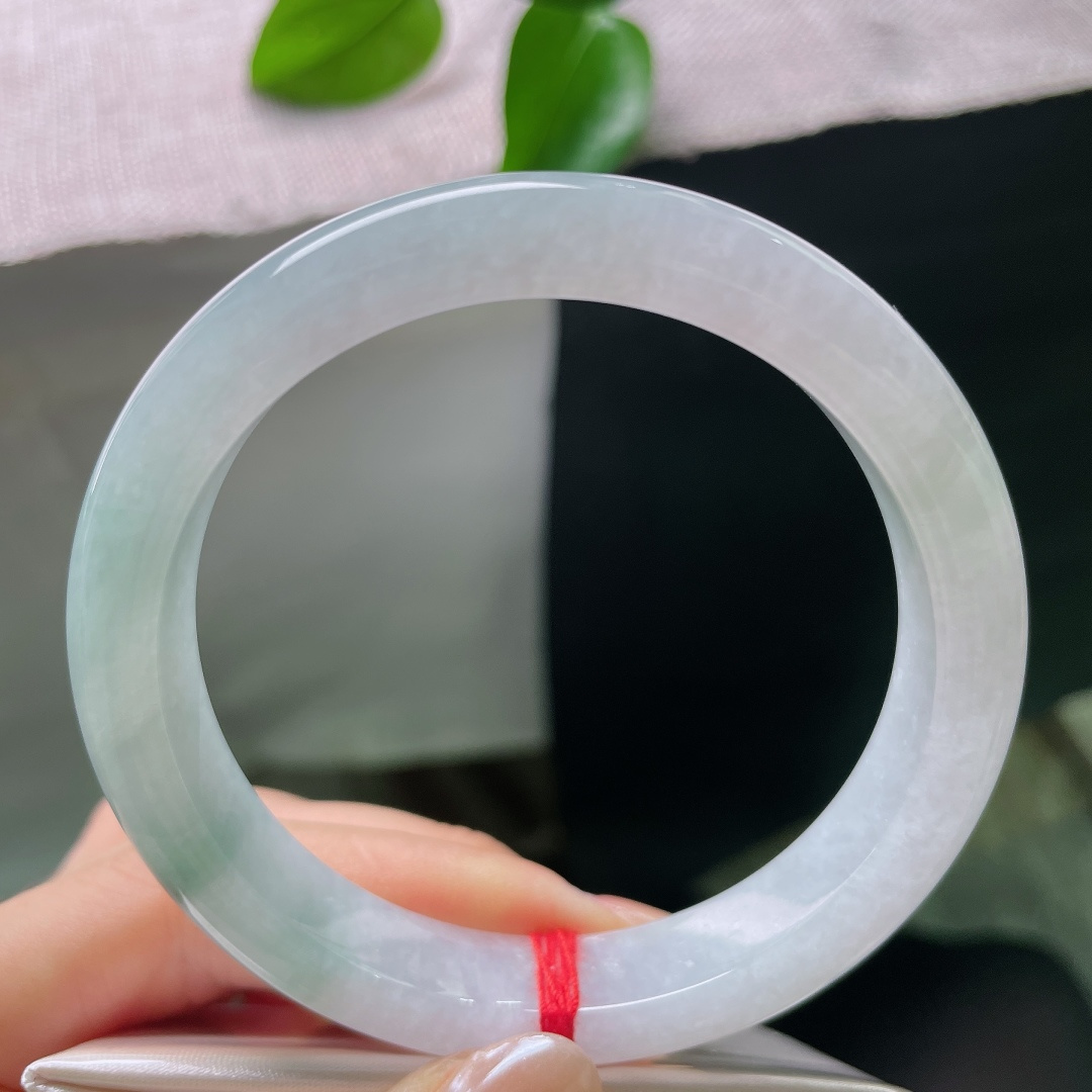 蓝底正圈，有纹，翠色淡淡晕染铺开，绿调清新柔和，不浓不艳，如同夏日湖面漾开的绿意，干净又治愈。ss57961a
