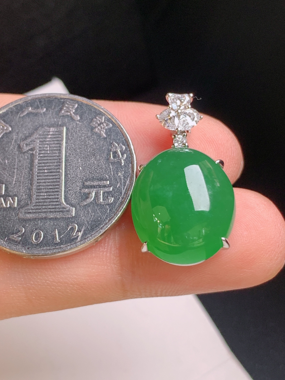 ️ 湖水绿旦面吊坠，色泽均匀，温润饱满，贵气天成